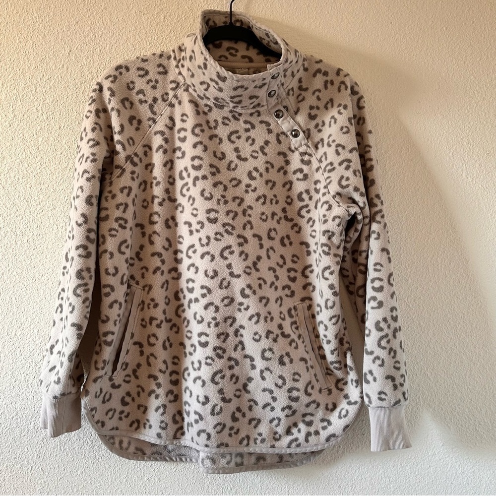 Green Tea Beige Gray Cheetah Print Pop On Fleece Sweater women Sz Medium